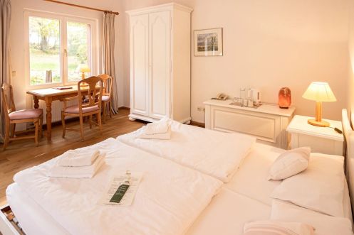 GBG Gesellschaft für ganzheitliche Persönlichkeitsentwicklung und betriebliche Gesundheitsförderung GmbH - Bildungsurlaub Fasten, Detox, Yoga, Wandern und Stressbewältigung in Theorie und Praxis im Bio-Gutshaus Stellshagen