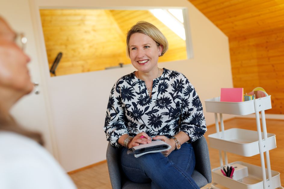 Mira Dressler. Coaching & Workshops. - Bildungsurlaub Stress mit Gelassenheit begegnen: Individuelle Strategien zum verbesserten Umgang mit Stress und Herausforderungen im Arbeitsalltag unter Einbeziehung von Entspannungstechniken und Achtsamkeitsübungen