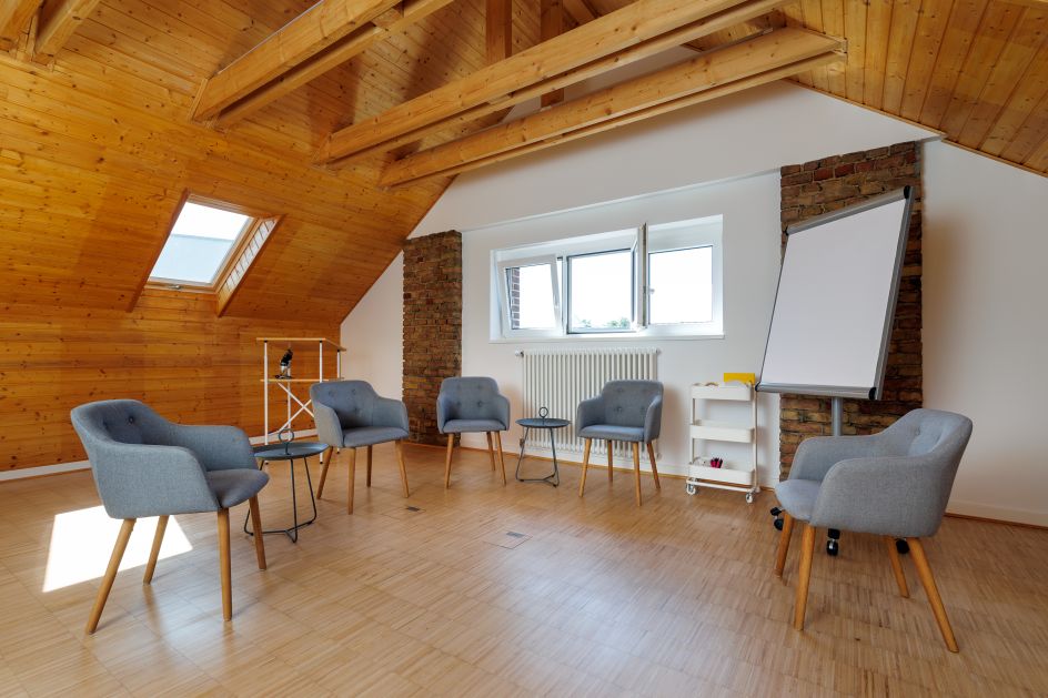Mira Dressler. Coaching & Workshops. - Bildungsurlaub Stress mit Gelassenheit begegnen: Individuelle Strategien zum verbesserten Umgang mit Stress und Herausforderungen im Arbeitsalltag unter Einbeziehung von Entspannungstechniken und Achtsamkeitsübungen