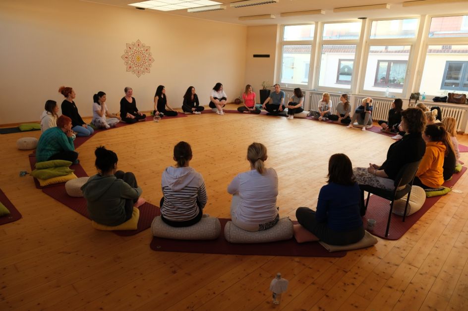 Rückenschule & Yoga Bremen - Bildungsurlaub Bildungsurlaub 2026-2027/Resilienz und Achtsamkeit in Beziehungen – Yoga und Gewaltfreie Kommunikation Nach Marshall Rosenberg