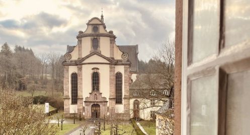 A wie achtsam - Bildungsurlaub Achtsamkeit & Stressbewältigung im Kloster: Methoden zur Steigerung von Konzentration und Resilienz im Berufsalltag. Sofortige Entschleunigung für gestresste Menschen.