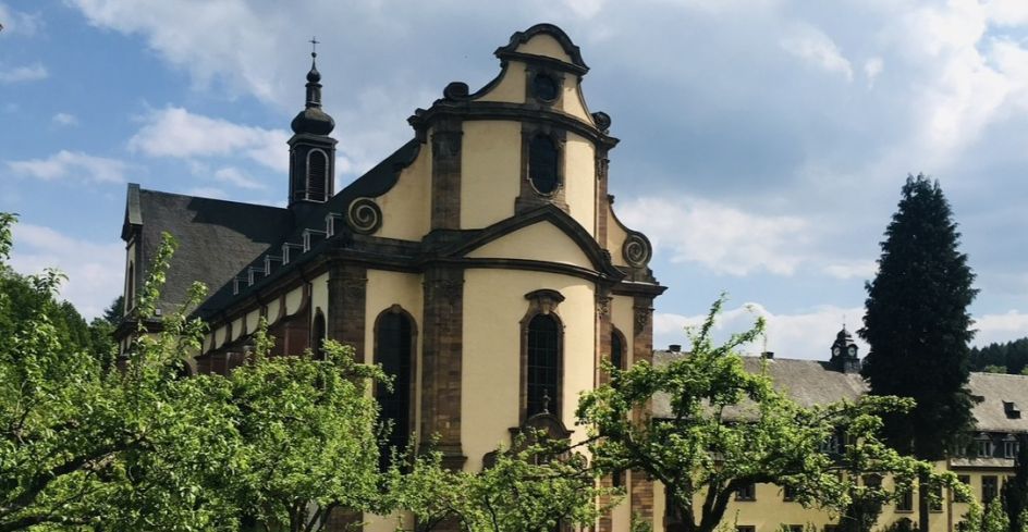 A wie achtsam - Bildungsurlaub Achtsamkeit & Stressbewältigung im Kloster: Methoden zur Steigerung von Konzentration und Resilienz im Berufsalltag. Sofortige Entschleunigung für gestresste Menschen.
