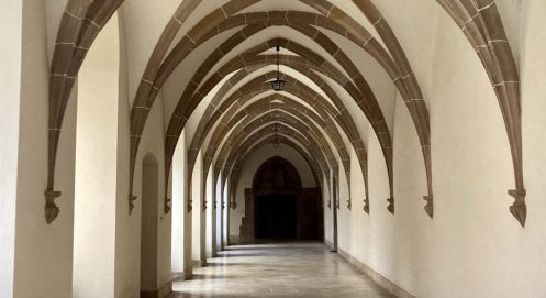 A wie achtsam - Bildungsurlaub Achtsamkeit & Stressbewältigung im Kloster: Methoden zur Steigerung von Konzentration und Resilienz im Berufsalltag. Sofortige Entschleunigung für gestresste Menschen.