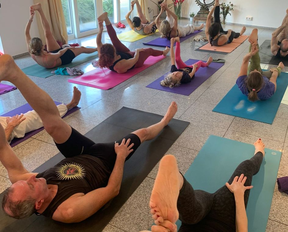 Huong Yoga - Bildungsurlaub 23.11.-27.11.2026 // Bildungsurlaub im Kloster: Beweglichkeit, Kraft und Ausgeglichenheit im Beruf und Alltag durch Yoga und Pilates