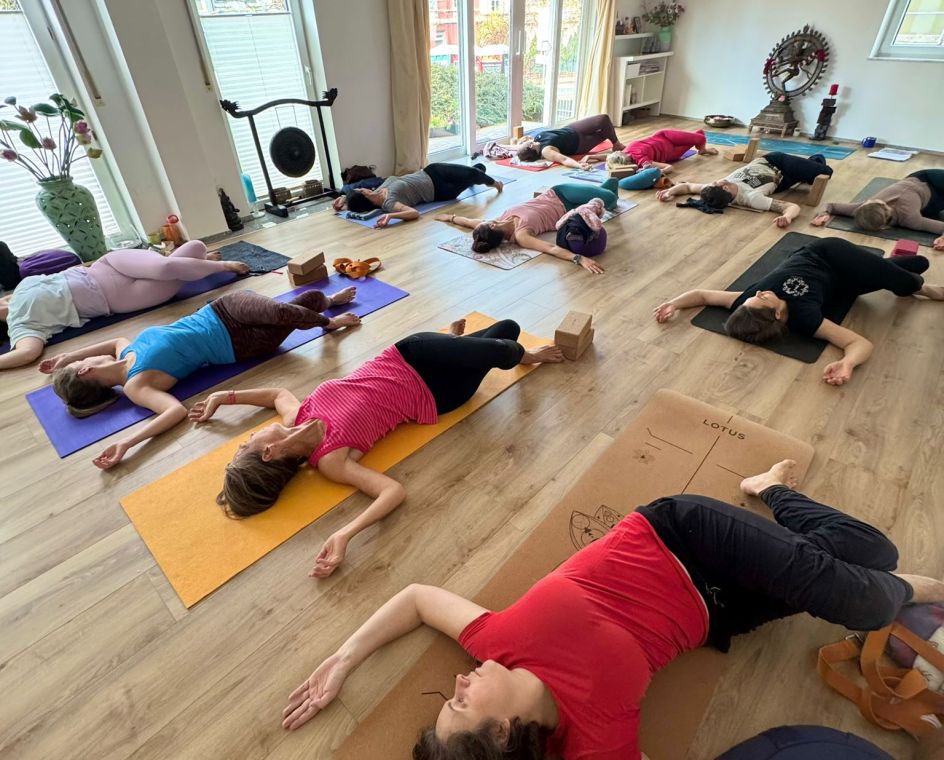 Huong Yoga - Bildungsurlaub 05.04.-16.04.2027 // 10-tägiger Bildungsurlaub am Strand in Vietnam – Yoga zwischen Tradition und Moderne – Gesundheit, Kultur und Gesellschaft im interkulturellen Vergleich zwischen Vietnam und Deutschland, in VIETNAM