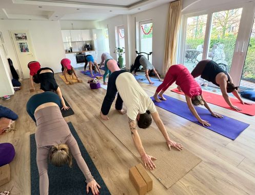 Huong Yoga - Bildungsurlaub 05.04.-16.04.2027 // 10-tägiger Bildungsurlaub am Strand in Vietnam – Yoga zwischen Tradition und Moderne – Gesundheit, Kultur und Gesellschaft im interkulturellen Vergleich zwischen Vietnam und Deutschland, in VIETNAM