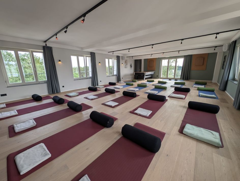 flow-yoga binz - Bildungsurlaub Stressbewältigung und Rückengesundheit im Berufsalltag – Methoden aus Yoga, Achtsamkeit und Gesundheitsprävention