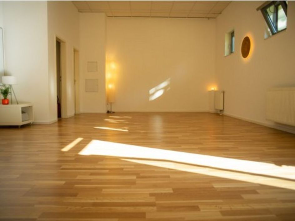 Om Shrim Om - Yoga Retreats und Bildungsurlaub - Bildungsurlaub Urban Retreat: Yoga, Achtsamkeit und Stressbewältigung, Rückengesundheit – Berlin Treptow