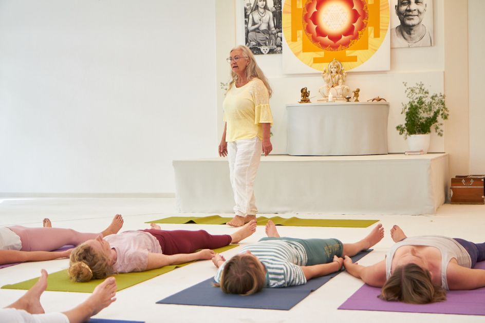 Yoga Vidya e.V. - Bildungsurlaub Selbstreflexion mit Hatha Yoga – Yogalehrer Weiterbildung im Teutoburger Wald