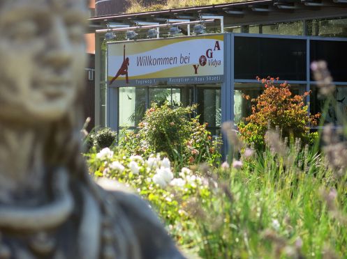 Yoga Vidya e.V. - Bildungsurlaub Selbstreflexion mit Hatha Yoga – Yogalehrer Weiterbildung im Teutoburger Wald