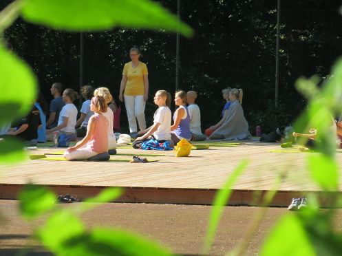 Yoga Vidya e.V. - Bildungsurlaub Selbstreflexion mit Hatha Yoga – Yogalehrer Weiterbildung im Teutoburger Wald