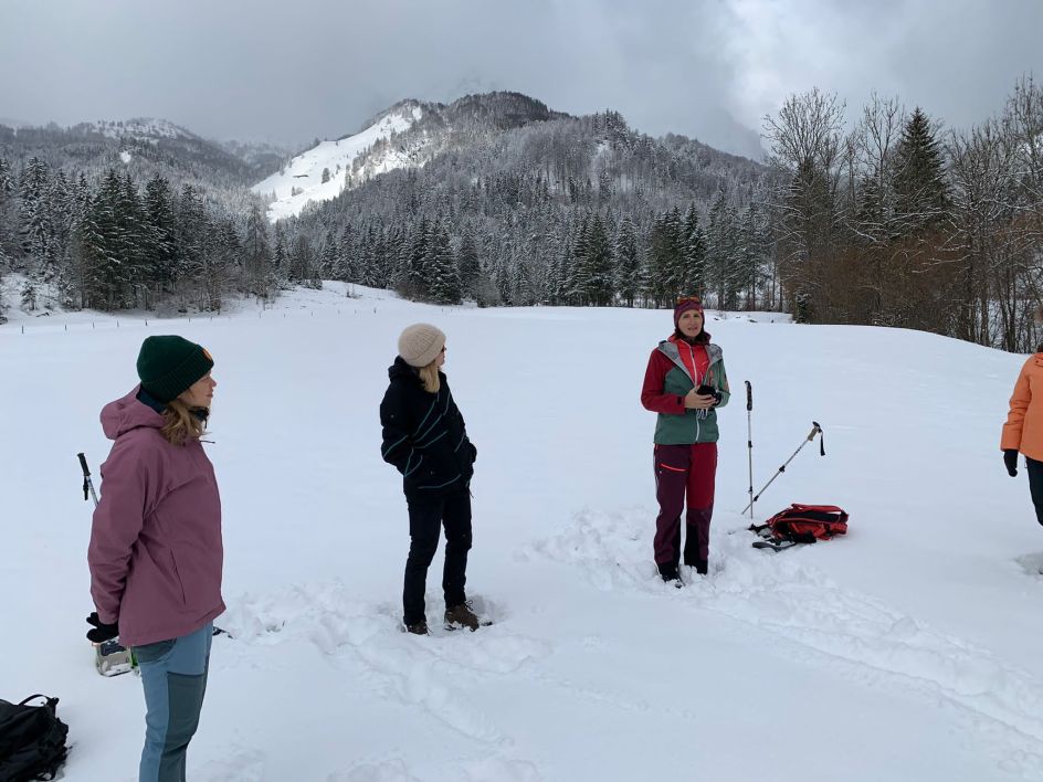 Let's Flow GmbH - Bildungsurlaub Schneeschuhwandern und Resilienz stärken in Kirchdorf / Tirol