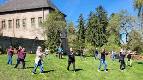 Institut für Teamkultur - Bildungsurlaub Resilienz stärken  in Beruf und Alltag mit Qigong und achtsames Naturerleben