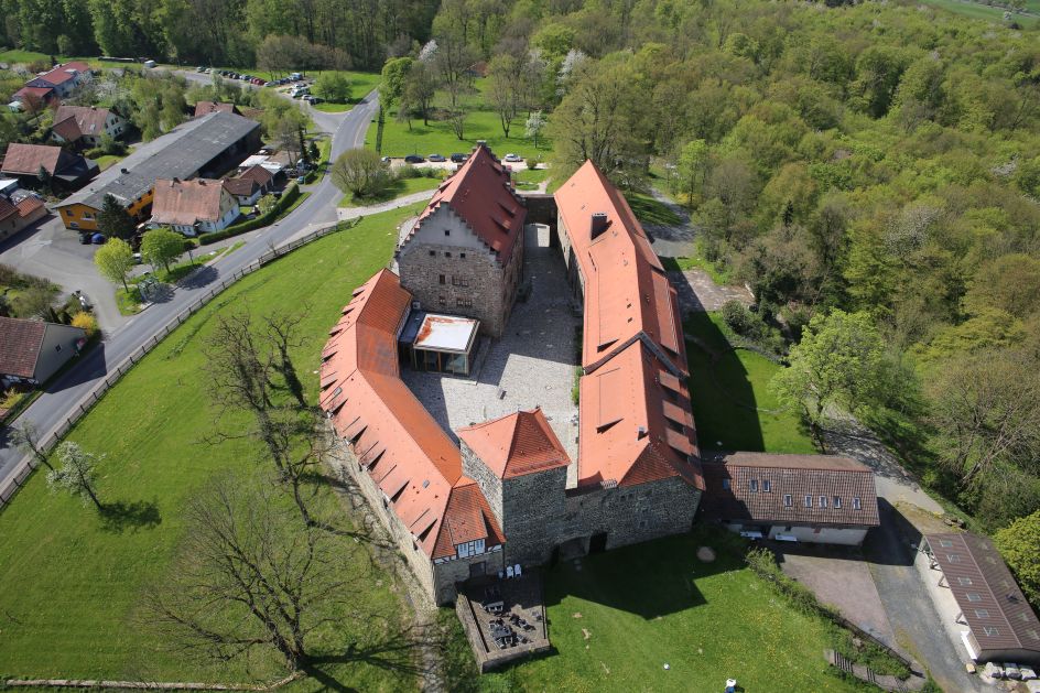 Hessische Heimvolkshochschule Burg Fürsteneck e.V. - Bildungsurlaub Bewegung, Achtsamkeit und Kommunikation um den Herausforderungen am Arbeitsplatz und im familiären Umfeld zu begegnen.