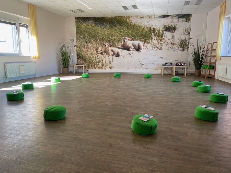 VHS Quickborn - Bildungsurlaub für Teilzeitkräfte: Gesunder Rücken durch Bewegung, Yoga & Co am Arbeitsplatz