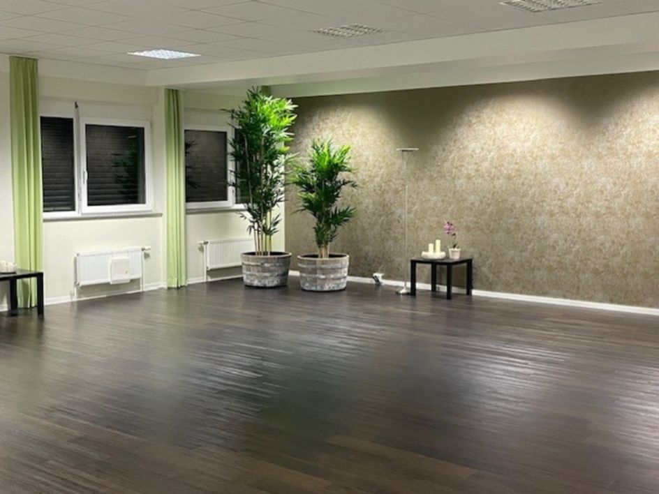 VHS Quickborn - Bildungsurlaub 3-Tage Yoga als Methode zur Stressbewältigung und Resilienzförderung im beruflichen Alltag – Zwischen Leistungsdruck und Prävention: Gesundheit als gesellschaftliche Aufgabe im Wandel der Arbeitswelt